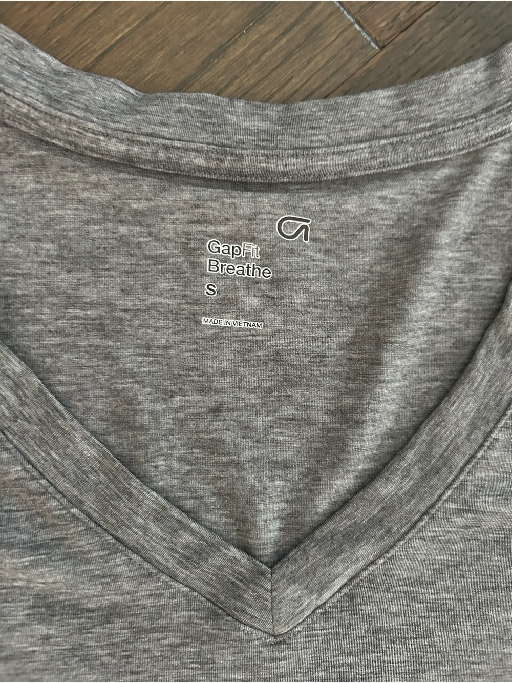 Gap Fit Breathe Women’s‎ V-Neck Short Sleeve Cropped Top - Heather Gray Small - Picture 3 of 4